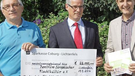 Bei der Überreichung des Schecks (von links): Vorsitzender Josef Breunlein, Sparkassendirektor Roland Vogel und Bürgermeister Andreas Hügerich  Foto: Andreas Welz