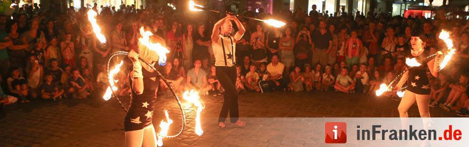 Die Feuersterne aus Österreich erwartet das Publikum brennende Hüte und Hula-Hoops, Partner-Poi Figuren und ein fulminantes funkelndes Finale.