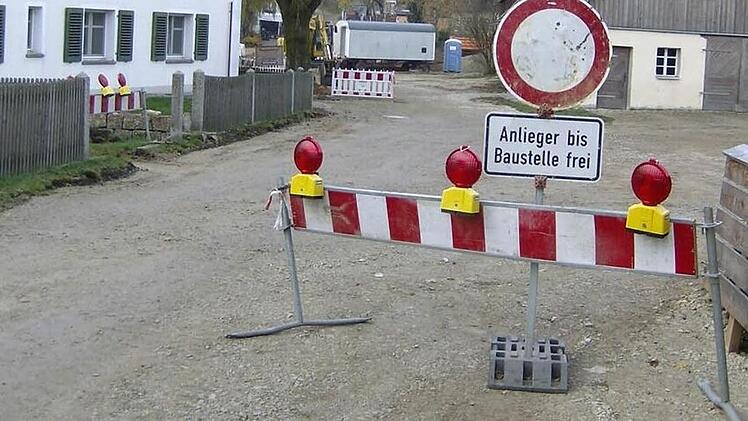 In dem kleinen Ort Höfles wird in diesen Tagen an alle Ecken und Enden gebaut.  Foto: Petra Malbrich