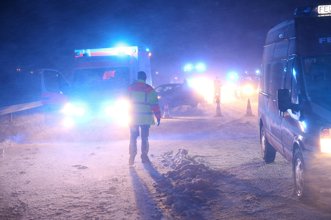Lkw prallt auf A9 in Unfallstelle