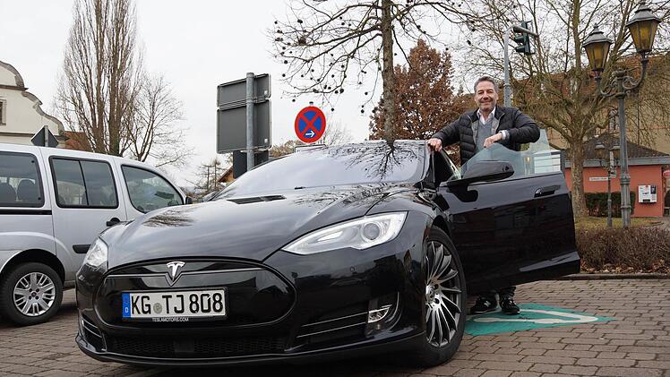 Ist es ein Jaguar? Ist es ein Lamborghini? Nein, Thomas Jakob fährt einen Tesla. Foto: Arkadius Guzy