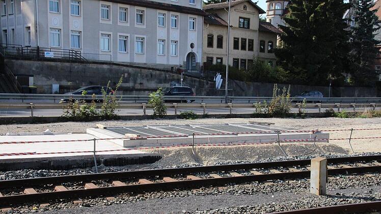 Deckel drauf: Der Parkplatz zwischen Gleisen und Adamistraße wird erst 2019 fertig. Der Aufgang ist provisorisch gesichert. Foto: SImone Bastian