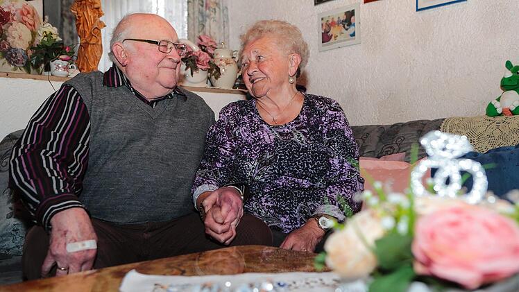 Seit 60 Jahren verheiratet: das Ehepaar Alfons und Lioba Baum aus Kirchlauter (Landkreis Haßberge) Foto: Matthias Hoch