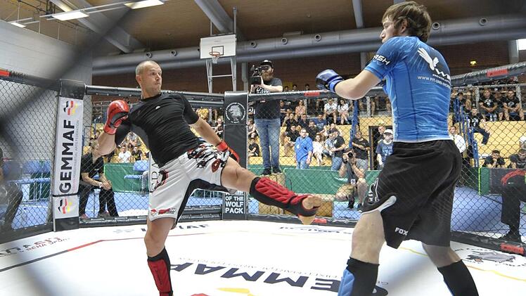Hinter Gittern: In Ebersdorf bei Coburg trafen sich die besten Kämpfer Süddeutschlands in der Sportart Mixed Martial Arts. Hagen Lehmann