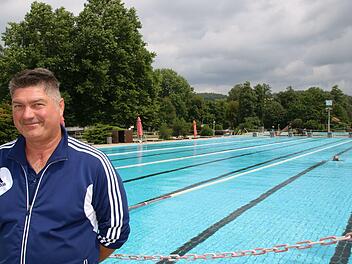 Gestern  war es kalt und im Kulmbacher Freibad fast nichts los. Sergej Maier, Fachangestellter für Bäderbetriebe, hat dennoch ein Auge auf die wenigen Gäste.  Foto: Jürgen Gärtner