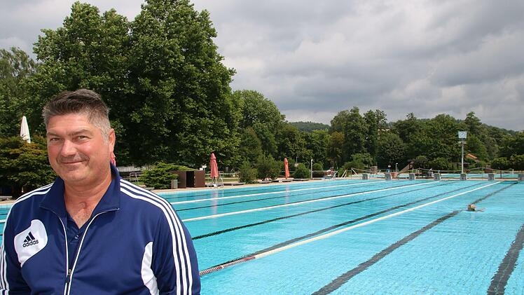 Gestern  war es kalt und im Kulmbacher Freibad fast nichts los. Sergej Maier, Fachangestellter für Bäderbetriebe, hat dennoch ein Auge auf die wenigen Gäste.  Foto: Jürgen Gärtner