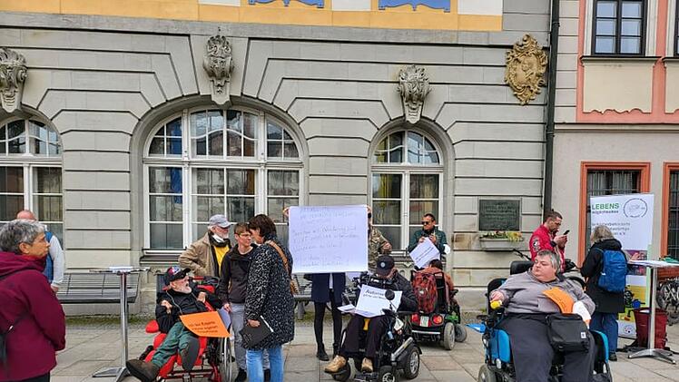 Coburg: Pflegedienst aus Personalnot eingestellt: Behinderte f&uuml;hlen sich im Stich gelassen