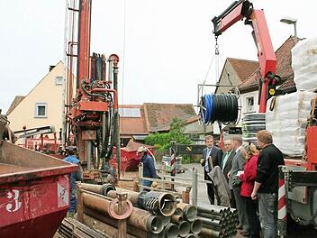 Hat die Baustelle am Pommersfeldner Rathaus im Jahr 2011 den Stromverbrauch sprunghaft ansteigen lassen? Hier Bürgermeister Hans Beck (links) bei einer Baustellenbesichtigung.  Foto: Evi Seeger