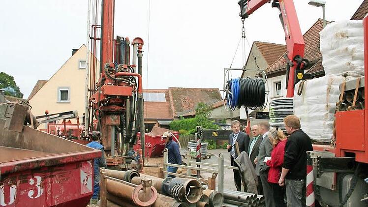 Hat die Baustelle am Pommersfeldner Rathaus im Jahr 2011 den Stromverbrauch sprunghaft ansteigen lassen? Hier Bürgermeister Hans Beck (links) bei einer Baustellenbesichtigung.  Foto: Evi Seeger