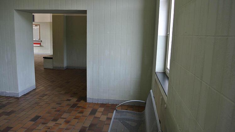 Der Warteraum - sauber und ordentlich, es riecht sogar ganz gut hier. So viel macht bürgerschaftliches Engagement aus: Weil Helga Koeppe die Schmierereien immer überstreicht, toben sich immer weniger aus.