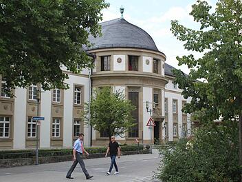 Die Fassade des ab Ende September geschlossenen Kurhausbades wird weiter zum Stadtbild gehören. Foto: Thomas Mäuser