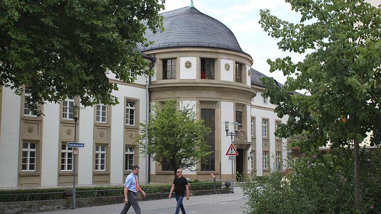 Die Fassade des ab Ende September geschlossenen Kurhausbades wird weiter zum Stadtbild gehören. Foto: Thomas Mäuser