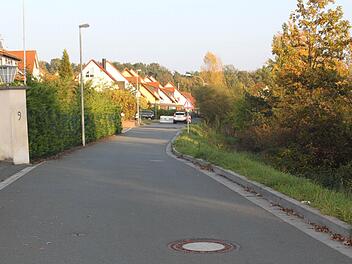 Kein Licht am Ende der Kellerstraße: Irgendwo zwischen Laternenpfahl und Warnschild verläuft die Grenze zwischen der Ausbau- und der Erschließungsstrecke. Foto: Hans Kurz