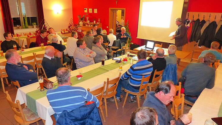 Standort-Bürgermeister Jürgen Hennemann begrüßte die Besucher bei der Veranstaltung der GUT Haßberge zur Energiewende. Er betonte die drei "E´s": Energieeinsparung, Energieeffizienz, erneuerbare Energie.