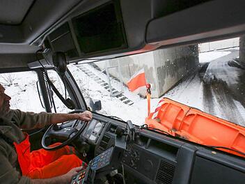 Harald Dix vom Entsorgungs- und Baubetrieb (EBB) lenkt dieser Tage seinen Lkw mit Schaufel, umgangssprachlich den "Schneepflug", durch Bamberg. Beim Räumen hat beispielsweise der Berliner Ring Vorrang vor einer kleineren Nebenstraße. Foto: Barbara Herbst