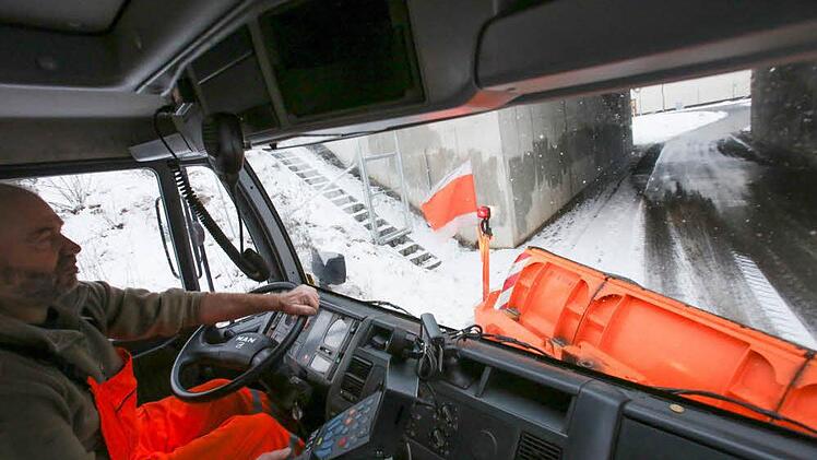 Harald Dix vom Entsorgungs- und Baubetrieb (EBB) lenkt dieser Tage seinen Lkw mit Schaufel, umgangssprachlich den "Schneepflug", durch Bamberg. Beim Räumen hat beispielsweise der Berliner Ring Vorrang vor einer kleineren Nebenstraße. Foto: Barbara Herbst