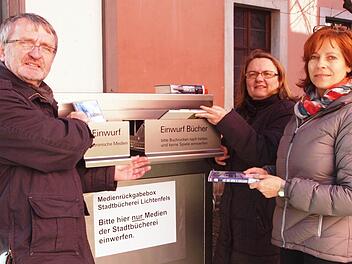 Medienrückgabebox: Ulrich Sünkel, die Stadtarchivarin Christine Wittenbauer und die Mitarbeiterin der Stadtbücherei, Karin Knorr, stellten die neue Medienrückgabebox vor und demonstrieren ihre Funktionsweise.  Foto: Alfred Thieret