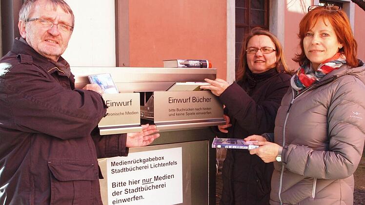 Medienrückgabebox: Ulrich Sünkel, die Stadtarchivarin Christine Wittenbauer und die Mitarbeiterin der Stadtbücherei, Karin Knorr, stellten die neue Medienrückgabebox vor und demonstrieren ihre Funktionsweise.  Foto: Alfred Thieret