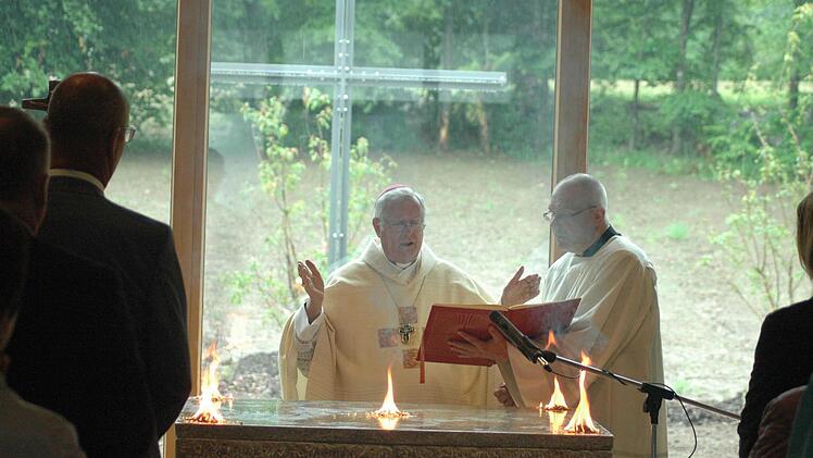 Ein großes Ereignis für Oberwildflecken war die Segnung von Kapelle und Dorfplatz. Foto: Sebastian Schmitt-Mathea