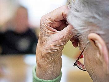 Was hat ein demenzkranker Mann empfunden, als sich eine Frau ihm näherte? Darum ging es in einer Gerichtsverhandlung in Lichtenfels wegen sexuellen Missbrauchs.  Foto: Patrick Pleul, dpa