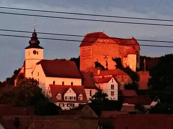 Im oberfränkischen Landkreis Forchheim liegt der Markt Hiltpoltstein. Das historische Zentrum ist die  über dem Dorf thronende Burg Hiltpoltstein Foto: inFrankenPix-Nutzerin "LisaMeier-10602"