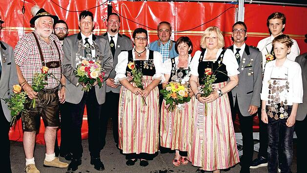 Das neue K&ouml;nigshaus der Zimmerstutzen-Sch&uuml;tzengesellschaft von Altenkunstadt mit B&uuml;rgermeister Robert H&uuml;mmer und den Mitgliedern des Sch&uuml;tzenmeisteramtes Fotos: Dieter Radziej
