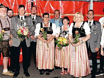 Das neue Königshaus der Zimmerstutzen-Schützengesellschaft von Altenkunstadt mit Bürgermeister Robert Hümmer und den Mitgliedern des Schützenmeisteramtes Fotos: Dieter Radziej