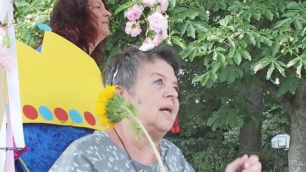 Christa Egidi ist ganz &uuml;berw&auml;ltigt von dem Abschied, der ihr geboten wird. Foto: Manfred Welker