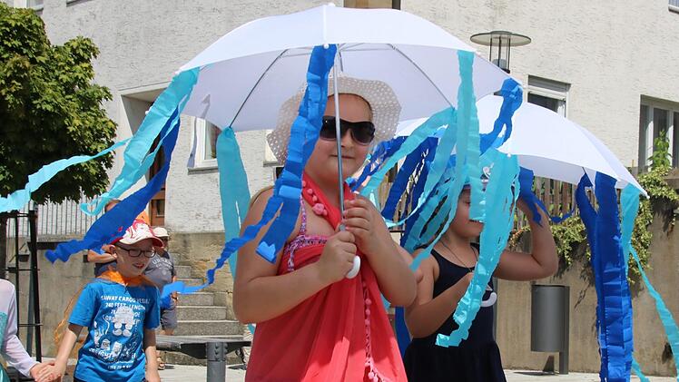 Während das Kinderfest im Vorjahr wegen einer Sturmwarnung abgesagt werden musste, waren Schirme heuer gegen die Sonnenstrahlen erforderlich.Matthias Einwag