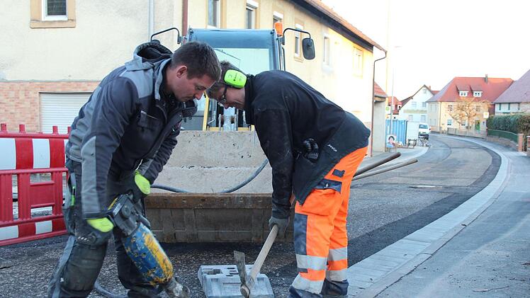 In der kommenden Woche wird die Aischer Hauptstraße asphaltiert und  soll  bis Freitag freigegeben werden. Jann Weckel