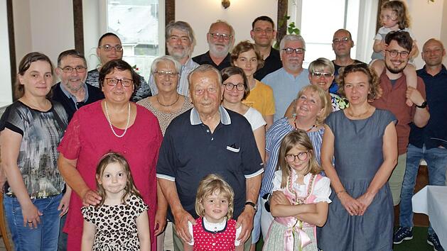 Jubilar Leonhard Daum (Bildmitte) feierte seinen 90. Geburtstag im Kreise seiner großen Familie. Foto: Norbert Neugebauer