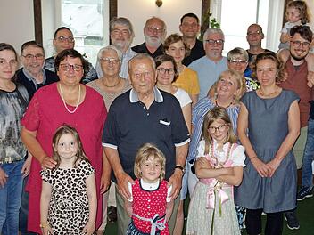 Jubilar Leonhard Daum (Bildmitte) feierte seinen 90. Geburtstag im Kreise seiner großen Familie. Foto: Norbert Neugebauer