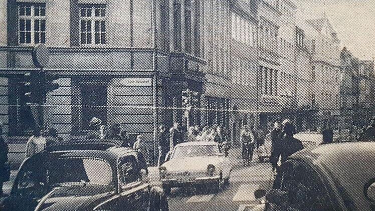 Coburg im September 1963:  Verkehrschaos zwischen Spitaltor und Steinweg.Foto: CT-Archiv/Heinz Kiesewetter