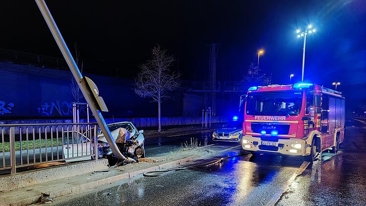 Unfall Würzburg: Mann fährt gegen Laterne