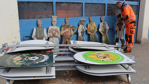 Die Vereinsorden und Zunftfiguren müssen den Sommer im Bauhof verbringen. Foto: Julia Raab