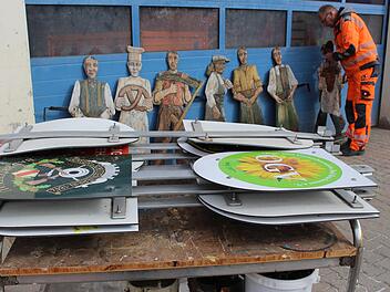 Die Vereinsorden und Zunftfiguren müssen den Sommer im Bauhof verbringen. Foto: Julia Raab