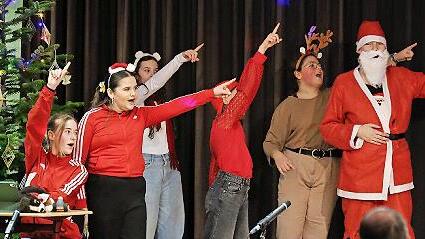 Die Schultheatergruppe bei ihrem St&uuml;ck &bdquo;Weihnachtsmann & Co. KG &ndash; Chaos am Nordpol&ldquo;.