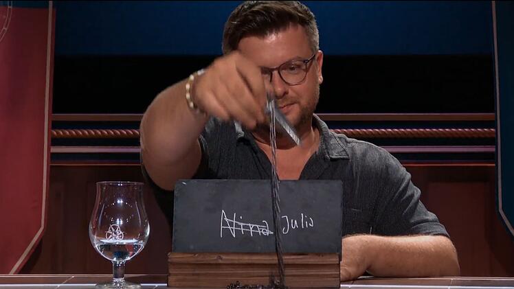 Am Runden Tisch wird Philipp Fleiter zum Z&uuml;nglein an der Waage. Mit seiner wegen des Dolches doppelten Stimme verurteilt er Julia Meise zur Verbannung - und rettet somit Max Kruse.