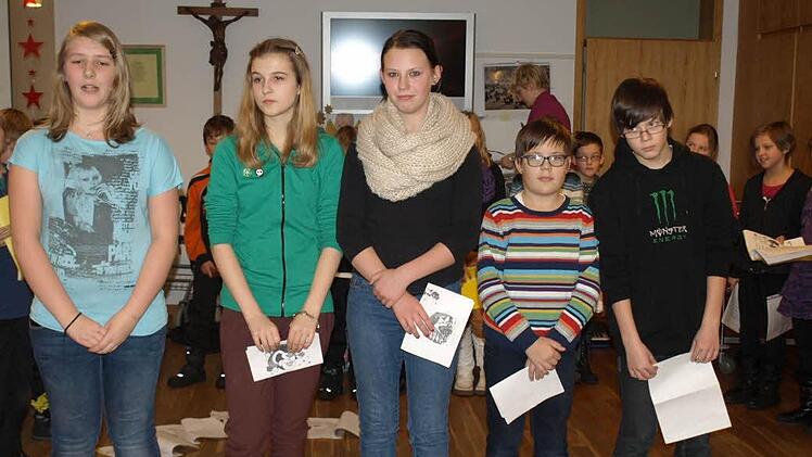 Die Siebtklässler hatten Plätzchen gebacken und unterstützten die Grundschüler beim Programm. Das Bild zeigt (von rechts): Bastian Kräußling, Jan Föhrweißer, Michaela Klinger, Jasmin Pfeiffer und Elina Kunt.