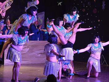 Im Weltall bewegte sich das Männerballett. Fotos: Ronald Rinklef/Ralf Kestel