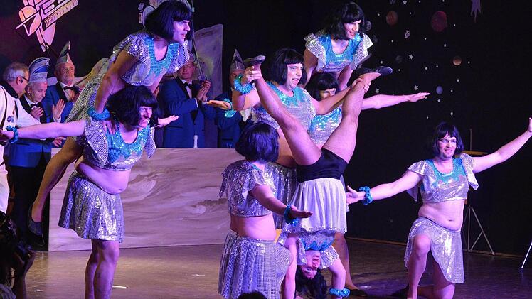 Im Weltall bewegte sich das Männerballett. Fotos: Ronald Rinklef/Ralf Kestel