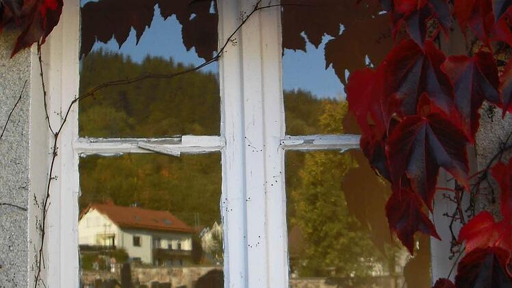 Das Fenster ist in diesem Bild von Elke Kuhnlein "nur" Beiwerk.