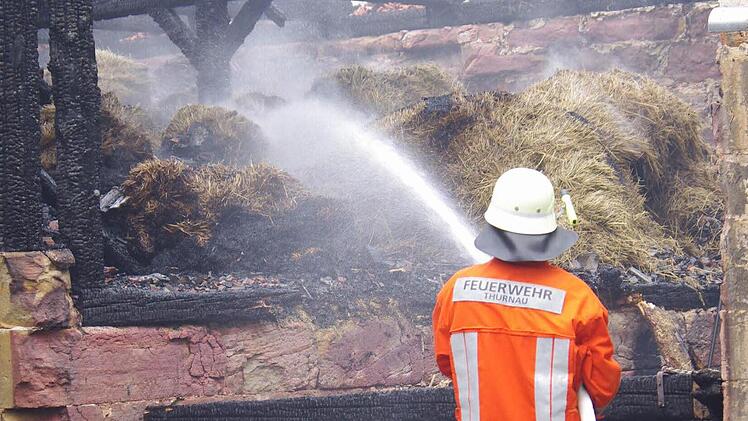 Am Montagmittag ist die Thurnauer Feuerwehr noch mit Nachlöscharbeiten beschäftigt.