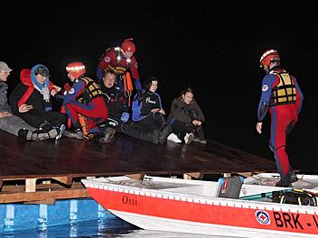Erleichterung, als die Retter endlich ankamen, um die Personen, darunter Dorothee Bär (Dritte von rechts), von dem umfluteten Dach zu holen. Foto: Helmut Will