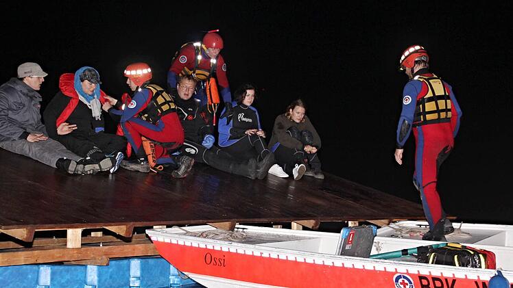 Erleichterung, als die Retter endlich ankamen, um die Personen, darunter Dorothee Bär (Dritte von rechts), von dem umfluteten Dach zu holen. Foto: Helmut Will