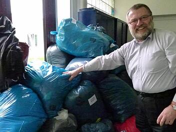Pfarrer Bogdan Puszkar sammelt für notleidende Menschen in der Ukraine vor dem Winter "alles, was warm macht". Foto: Marion Krüger-Hundrupü