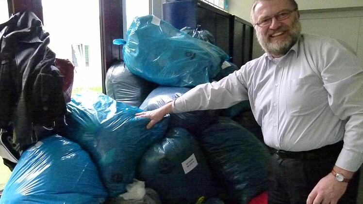 Pfarrer Bogdan Puszkar sammelt für notleidende Menschen in der Ukraine vor dem Winter "alles, was warm macht". Foto: Marion Krüger-Hundrupü