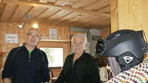 Drinnen herrscht Stimmung: Gerhard Barthelme und seine Clubkollegen sorgten in der Skihütte für Verpflegung und gute Laune.