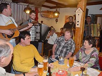Lustig, fröhlich und heiter verlief das Wirtshaussingen im Gasthaus "Alte Zeche" in Stockheim für die Benefizaktion 1000 Herzen für Kronach. Garry (links) & Friends kramten Noten für alte Ohrwürmer aus und alle sangen mit.  Foto: Karl-Heinz Hofmann