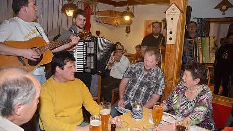 Lustig, fröhlich und heiter verlief das Wirtshaussingen im Gasthaus "Alte Zeche" in Stockheim für die Benefizaktion 1000 Herzen für Kronach. Garry (links) & Friends kramten Noten für alte Ohrwürmer aus und alle sangen mit.  Foto: Karl-Heinz Hofmann